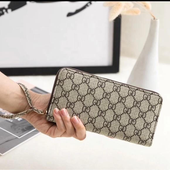 Beautiful ladies wallet with wrist strap. (brand new) - Picture 5 of 5